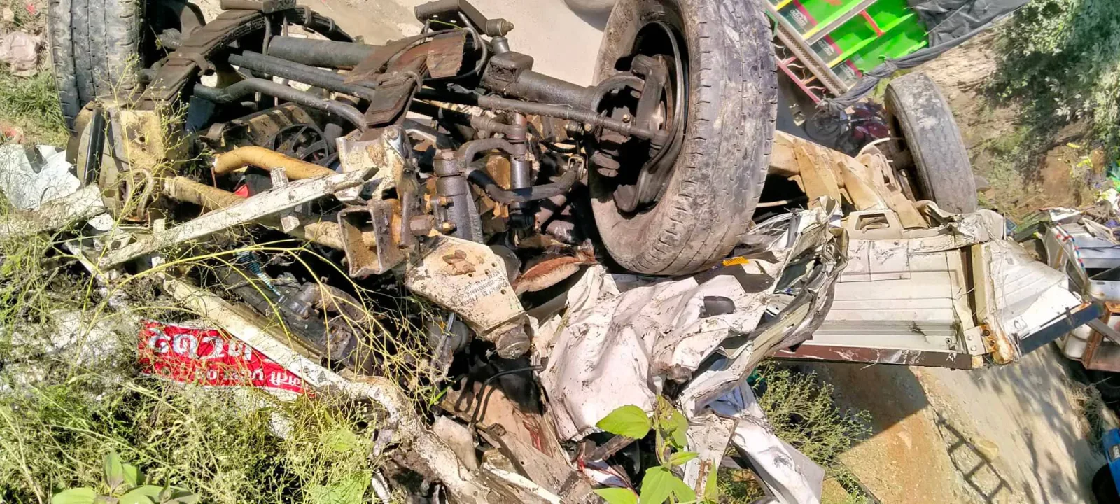 भारतिय नम्बरको ट्रेलरको ठक्करबाट दुइ जनाको मृत्यु