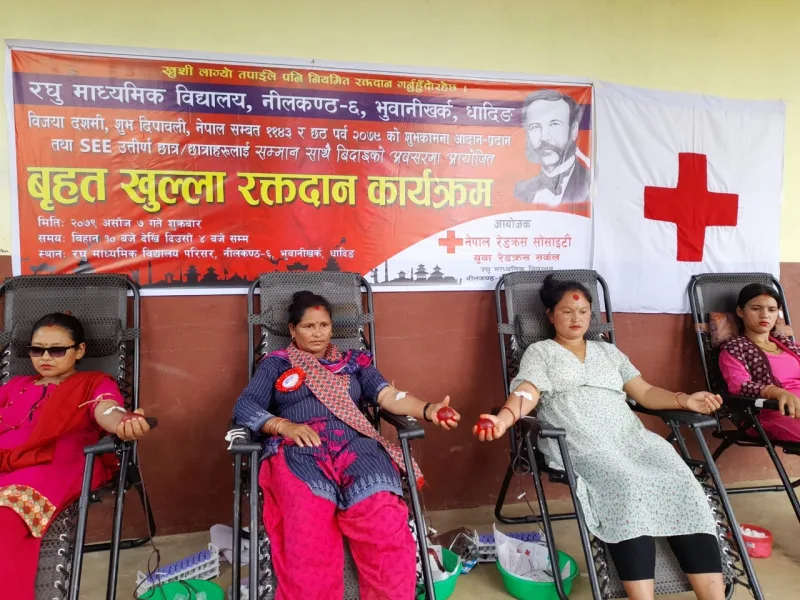 रघु माध्यमिक विद्यालयले आयोजना गरेको रक्तदान कार्यक्रममा ३८ जनाले गरे रक्तदान
