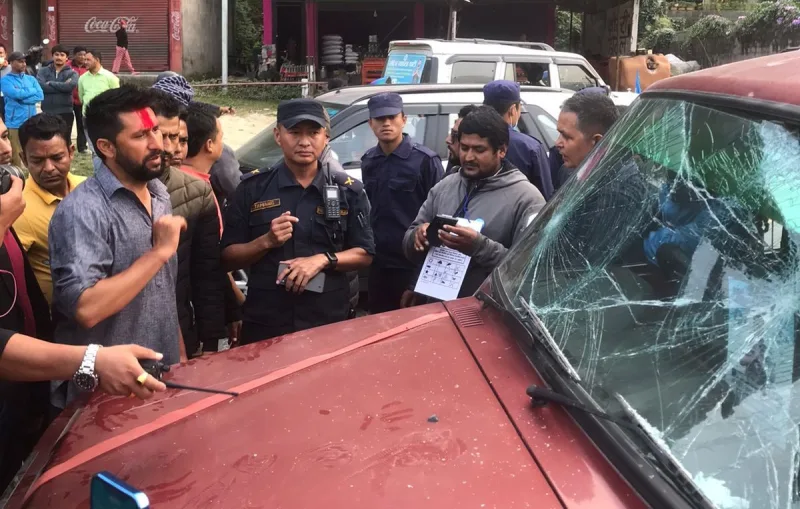 तोडफोड गरेको गाडी गठबन्धनका कार्यकर्ताले बनाईदिने