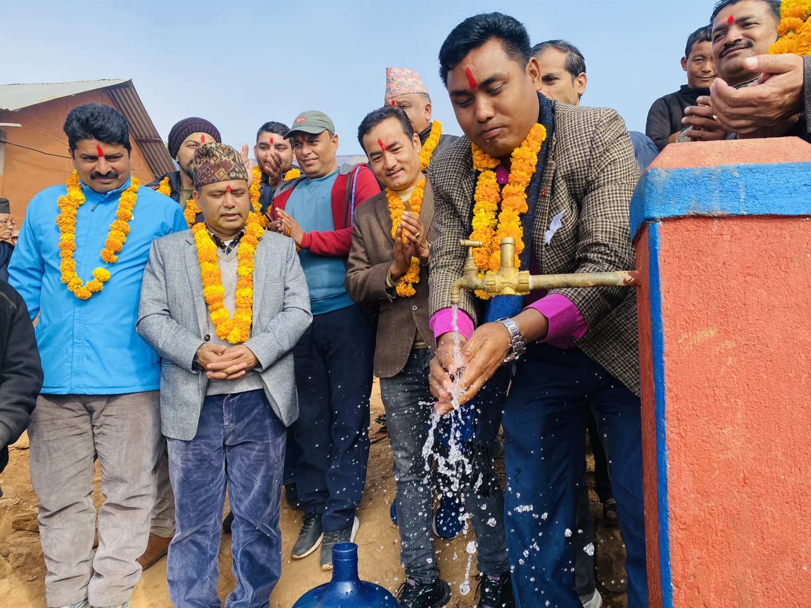 ओर्वाङको चेपाङ वस्तीमा घरघरमा खानेपानी पुगेपछि स्थानिय हर्षित