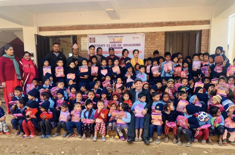 रोटरी क्लब अफ धादिङद्वारा सल्यान्टारका विद्यार्थीलाई स्टेशनरी सामाग्री सहित स्वेटर वितरण