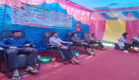 रक्तदान कार्यक्रम सहित धादिङ बचत तथा ऋण सहकारी संघले मनायो २२ औं स्थापना दिवस – ५५ जनाले गरे रक्तदान