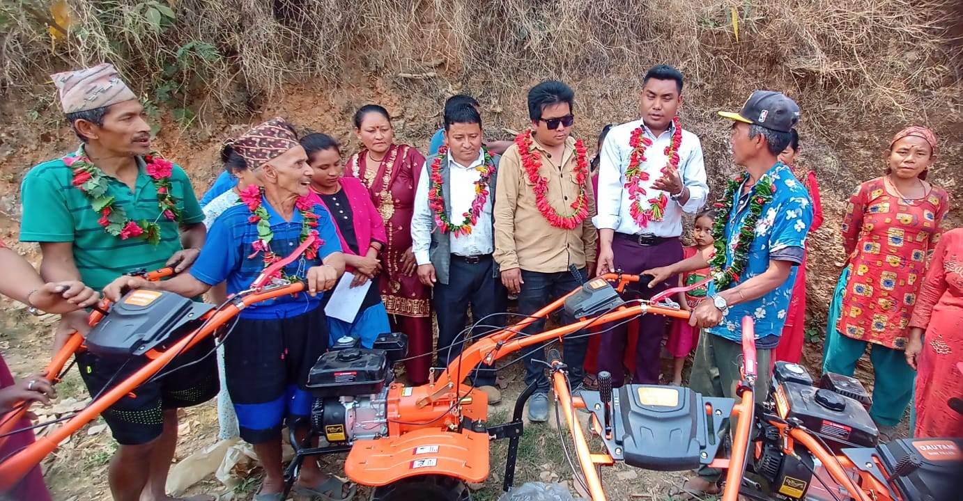 फ्यान सेपले वितरण ग¥यो बेनिघाट रोराङका कृषक समुहका सदस्यलाई कृषि सामाग्री