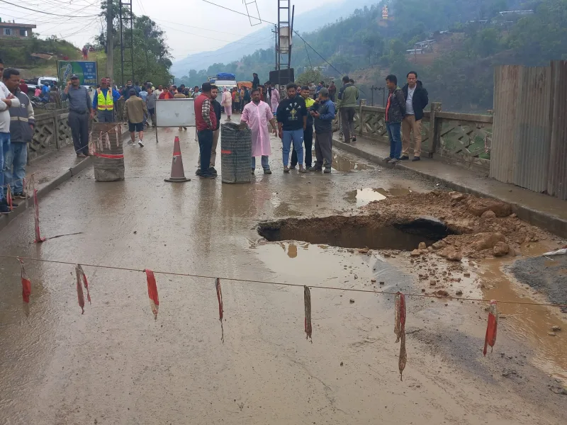 धार्केमा पुल भासिएपछि सवारी आवागमन बन्द, बैकल्पीक बाटो प्रयोग गर्न आग्रह(भिडियो)