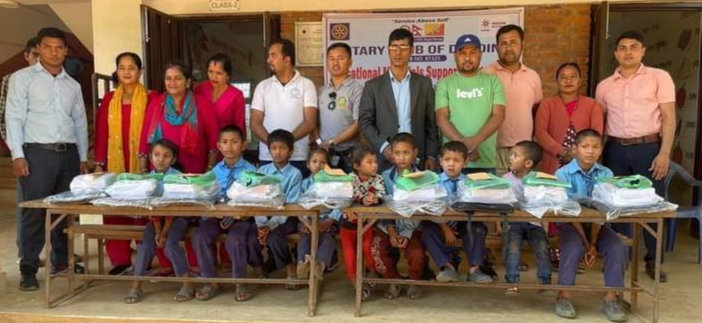 बिपन्न १० जना  विद्यार्थीलाइ रोटरी क्लब धादिङको सहयोग