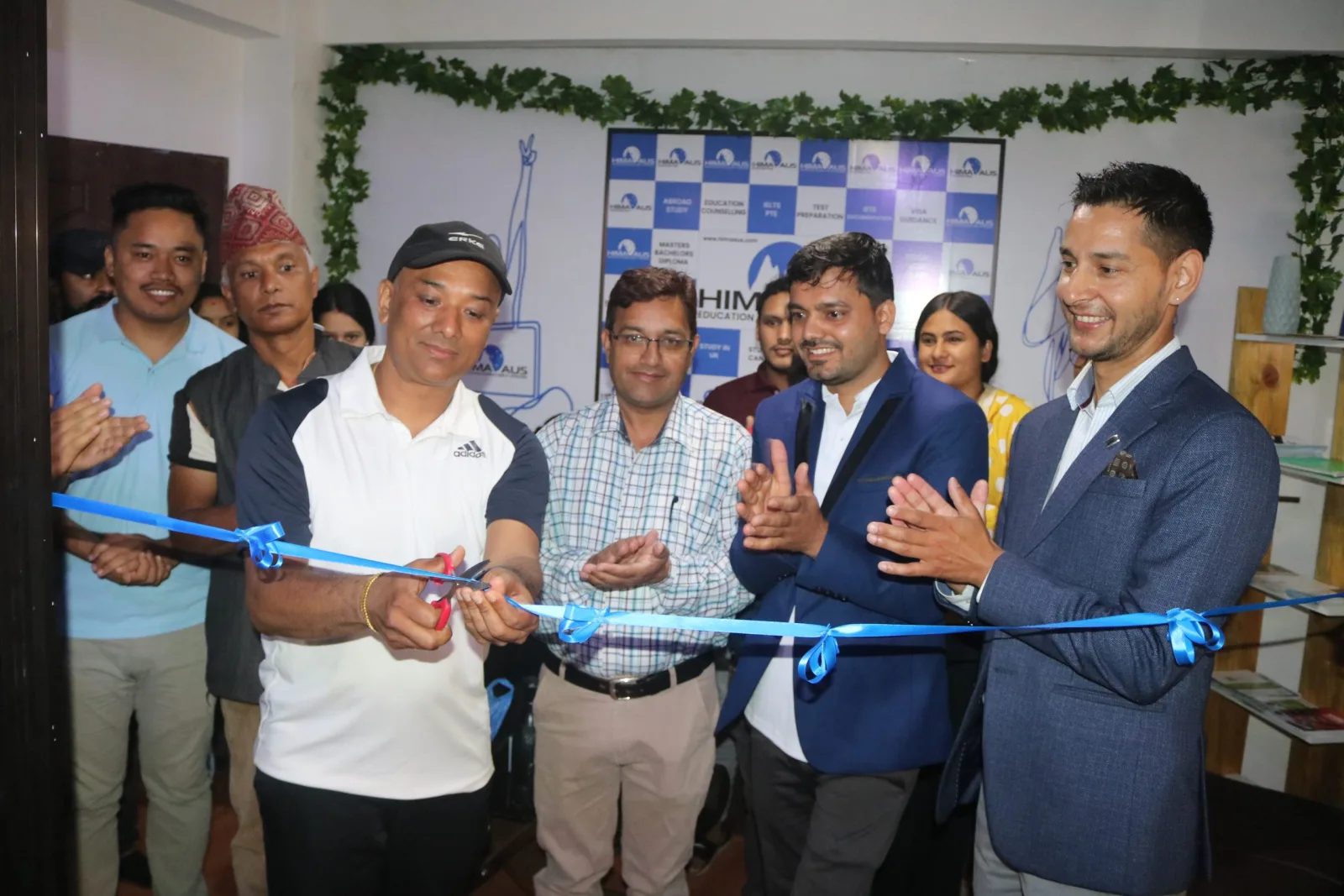 हिमाअस एजुकेशन कन्सल्टेन्सीको १७ औ शाखा धादिङवेशीमा