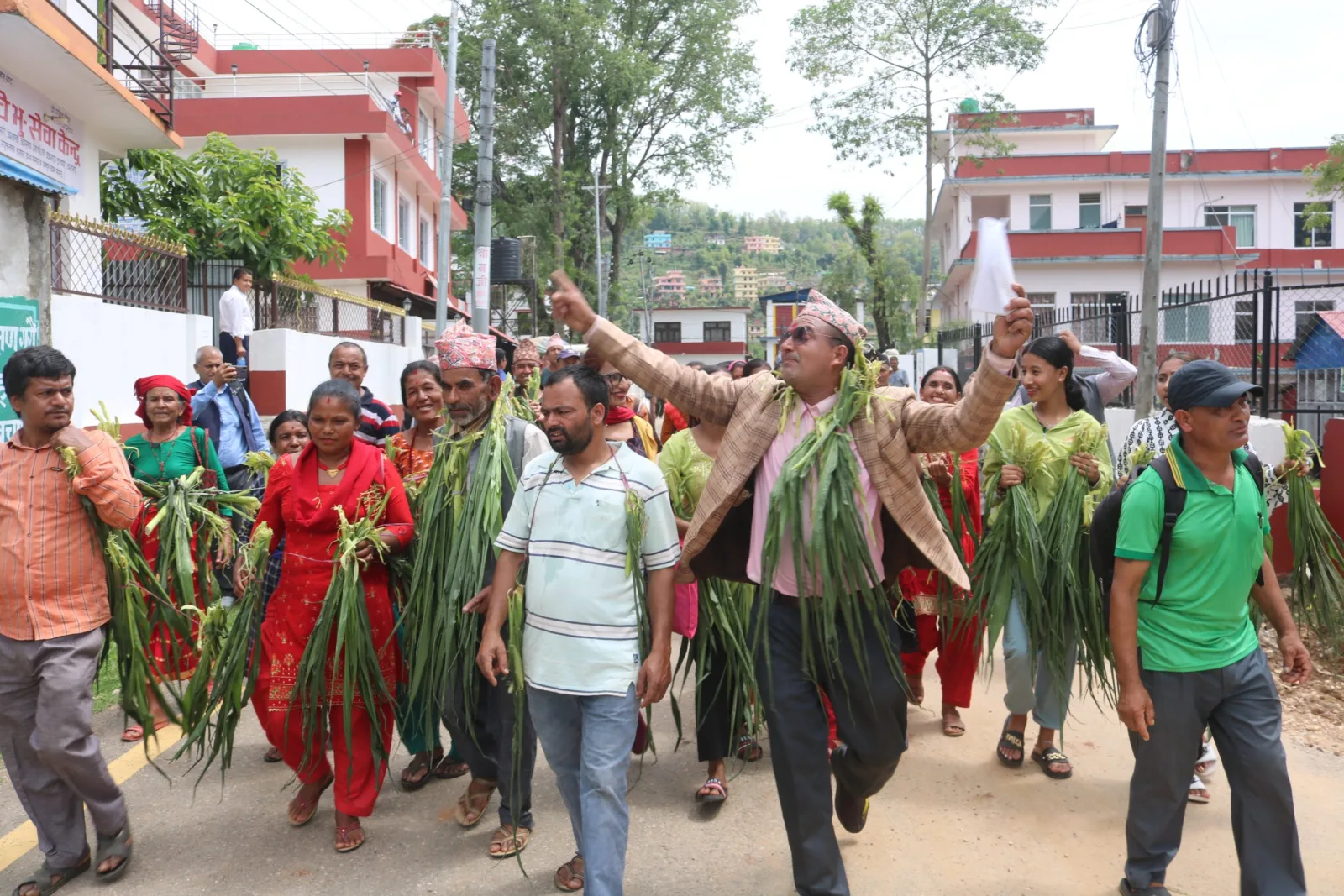 बाँदरले नाश गरेको मकैको माला लगाएर किसान आन्दोलित