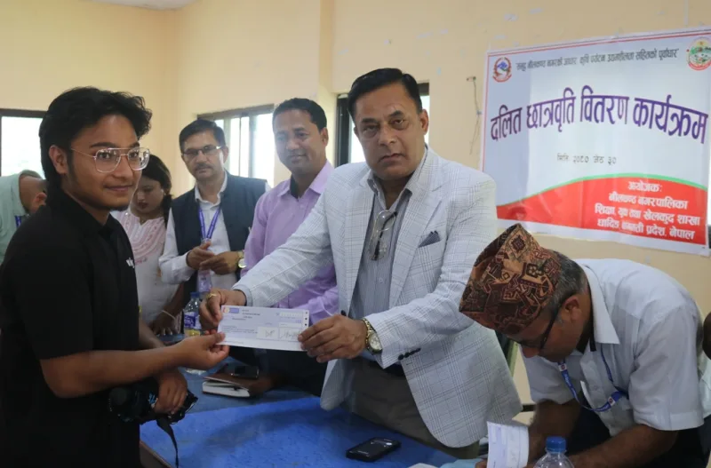 एक सय ४४ जना विद्यार्थीलाई नीलकण्ठ नगरपालिकाद्धारा छात्रवृत्ति प्रदान