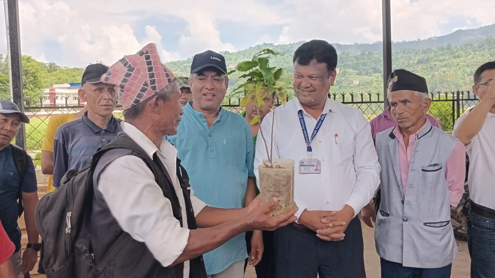 डिभिजन वन कार्यालय धादिङद्वारा विरुवा वितरण गर्न सुरु