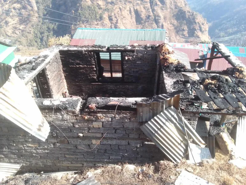 धादिङको रिचेतमा एउटा घर जलेर नष्ट