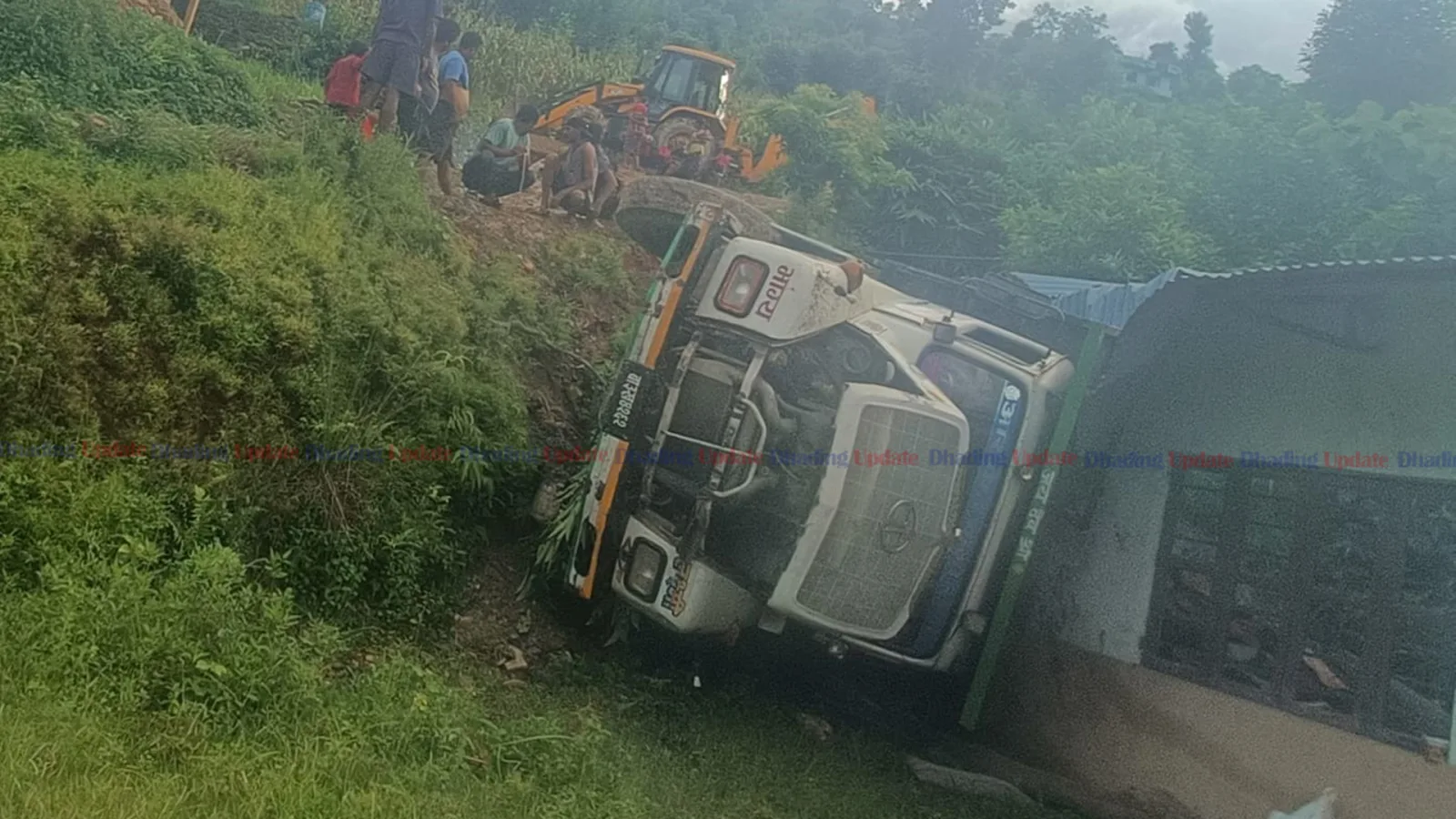 धादिङको ससाह ज्यामिरेमा टिपर दुर्घटना