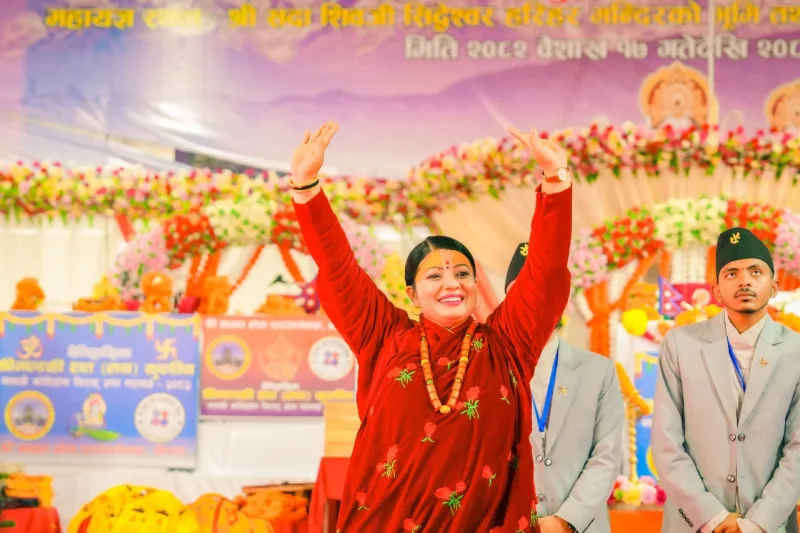 कोटिहोममा भागवत मञ्जरी राधिका दासी गुरुङ समुदायको पोसाकमा