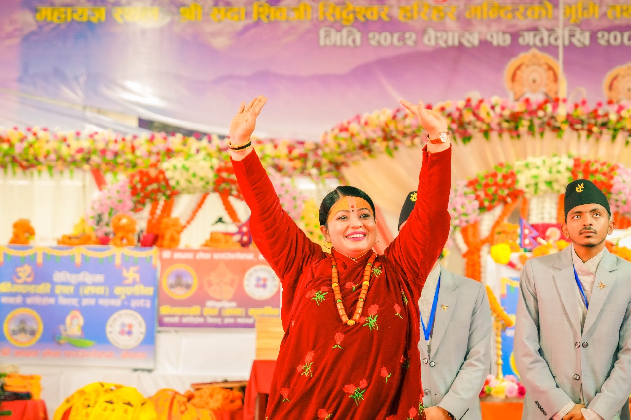 कोटिहोममा भागवत मञ्जरी राधिका दासी गुरुङ समुदायको पोसाकमा