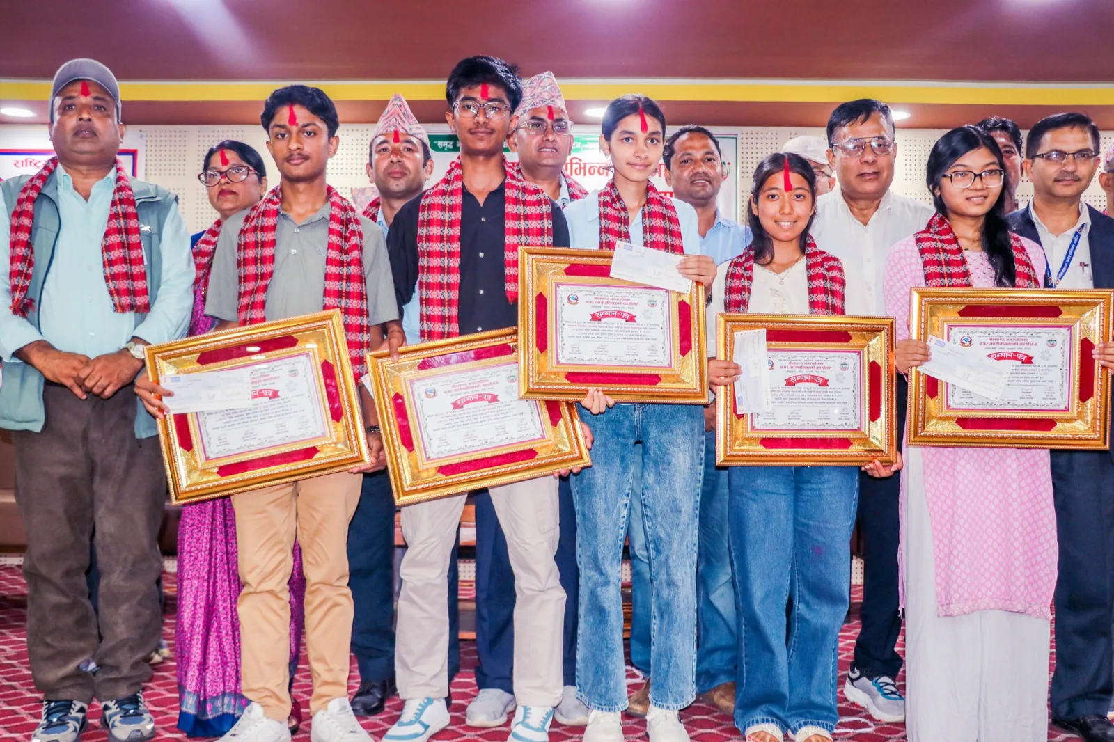 एसईईमा ४ जिपिए ल्याउने धादिङका विद्यार्थीलाई नगदसहित सम्मान