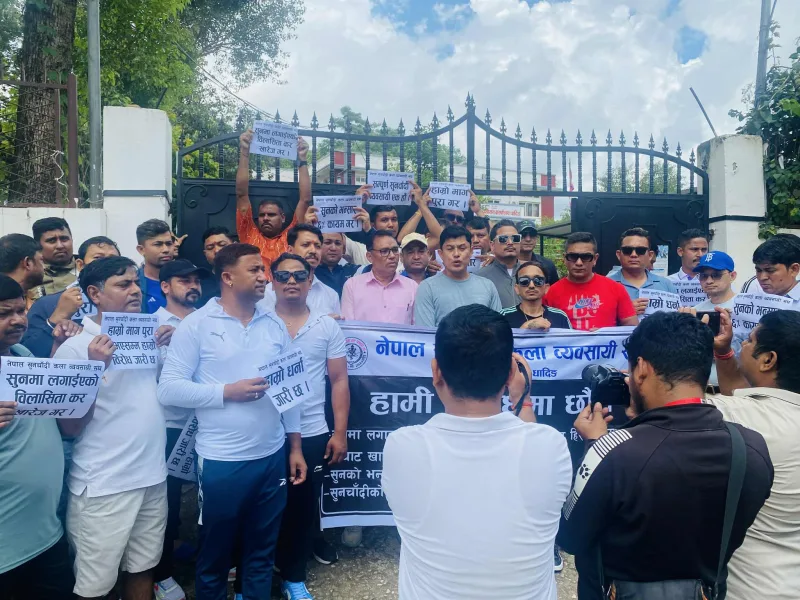 जिल्ला प्रशासन कार्यालय धादिङको अगाडी सुनचाँदी व्यवसायीहरुको विरोध प्रर्दशन