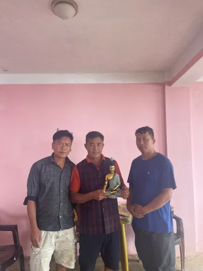 समाजसेवी ईश्वर गुरूङद्वारा  क्ष्योलिङ गुम्बाको लागि बुद्धको मुर्ती प्रदान
