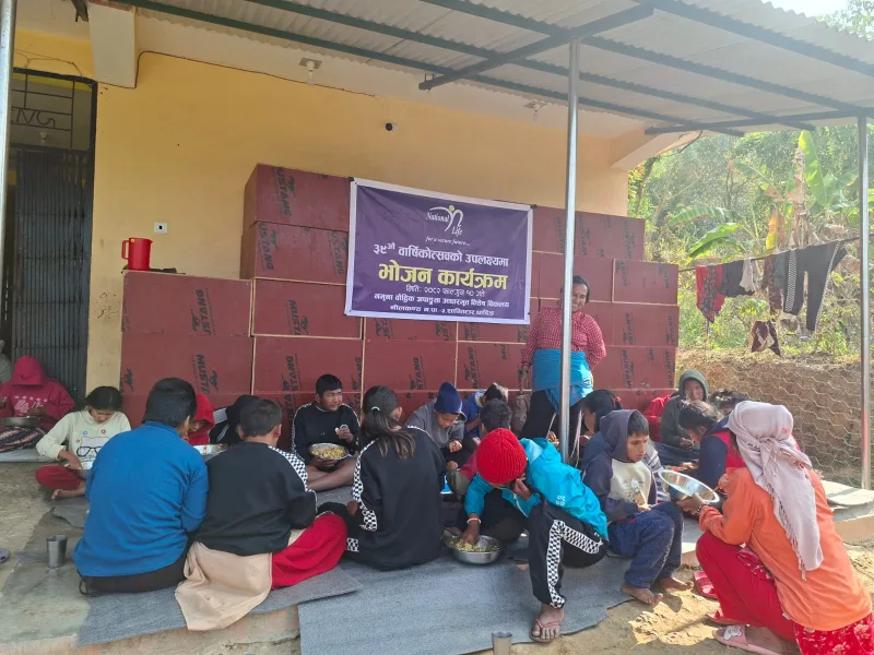 नेशनल लाईफ ईन्स्योरेन्स धादिङले बौद्धिक अपाङ्गता भएका विद्यार्थीलाई भोजन गराए