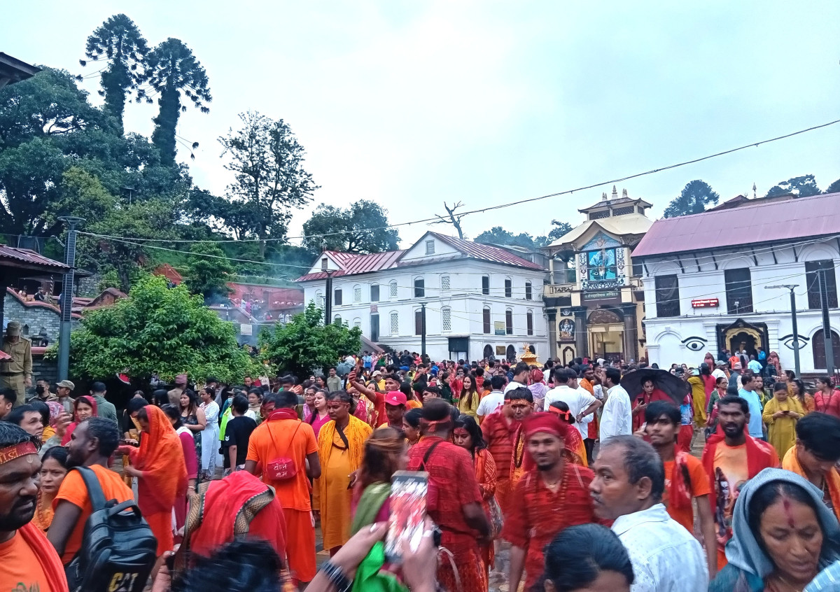 आज श्रावणको तेस्रो सोमबार बिहानैदेखि देशभरका शिवालयमा दर्शनार्थीको घुइँचो