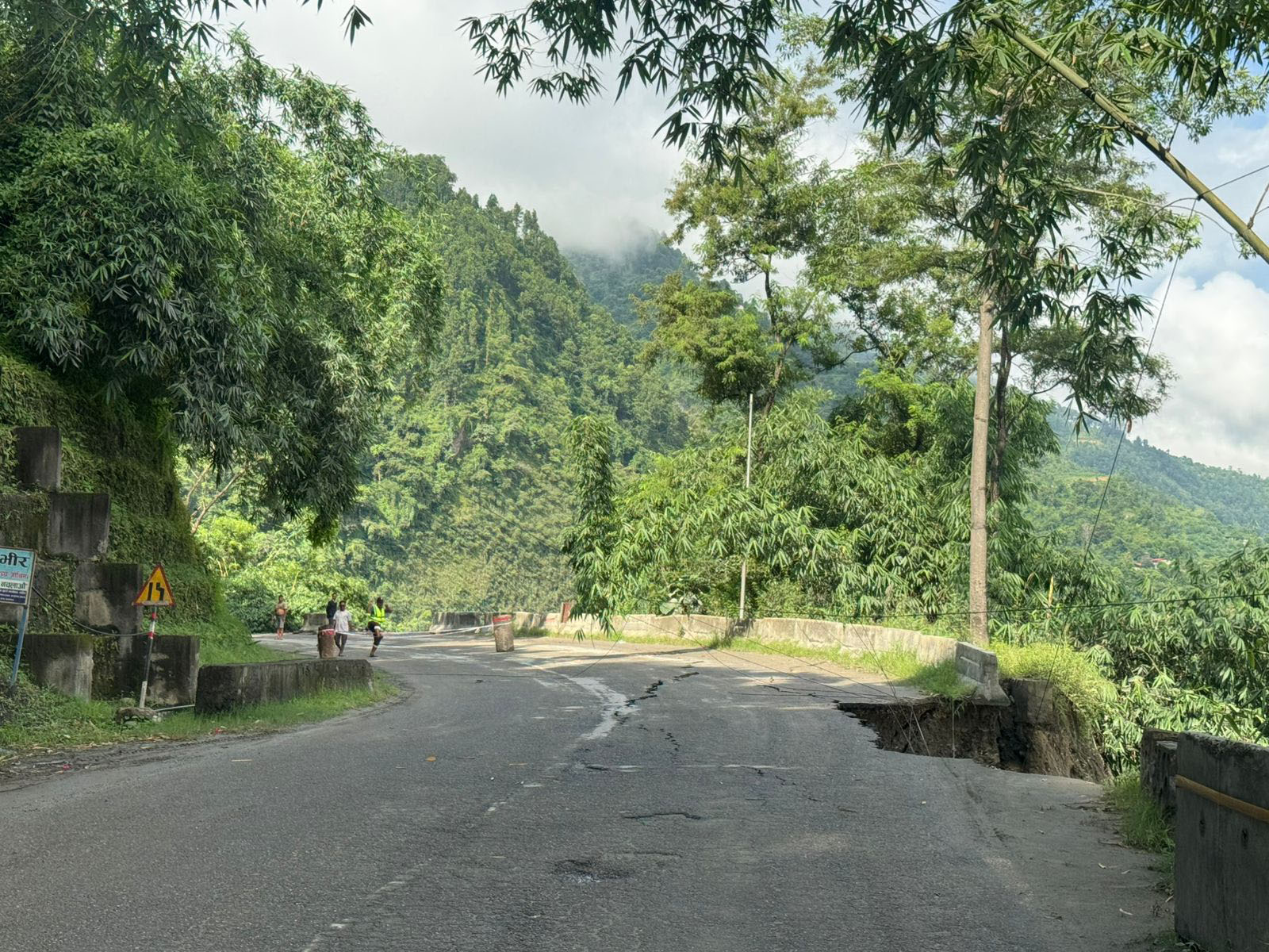 कृष्णभीरमा त्रिशूलीको बाढीले कटान गरेपछि नागढुङ्गा-मुग्लिन सडक अवरुद्ध