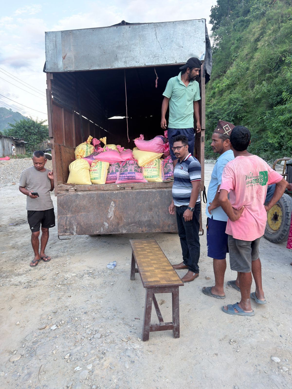 बाढी प्रभावित ७० जनालाई लायन्स क्लब अफ धादिङ मण्डलीको राहत