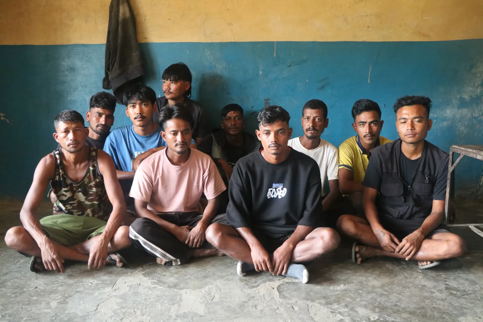 ठेकेदारले ज्याला नदिदा दशैं मान्न नपाएका मजदुरहरू