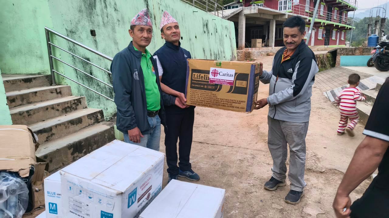 सिद्दलेक गाउँपालिकालाई स्वास्थ्य उपकरण तथा सामग्री हस्तान्तरण