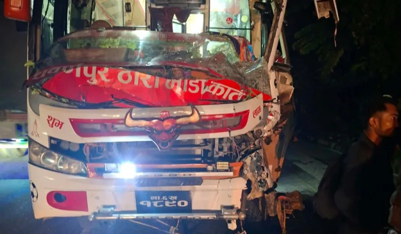 चितवनमा बस र ट्रक ठोक्किदा ८ जना घाईते