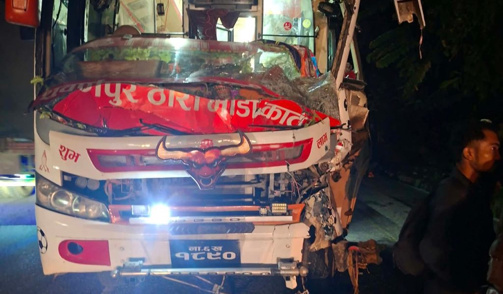 चितवनमा बस र ट्रक ठोक्किदा ८ जना घाईते
