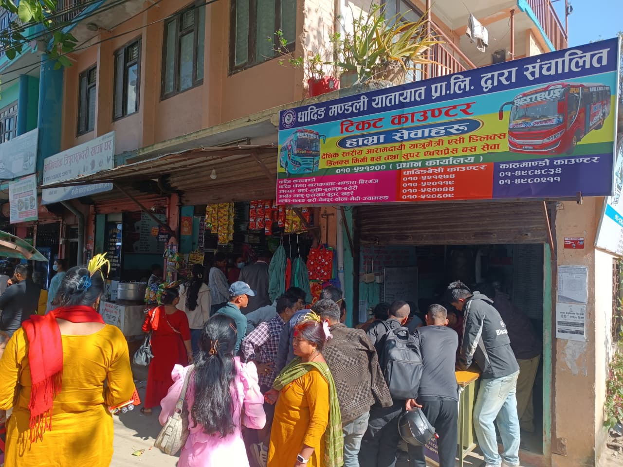 दशैँ मनाएर कर्मथलो फर्कने यात्रु बढ्दै, धादिङबेसी टिकट काउन्टरमा यात्रुको भीड
