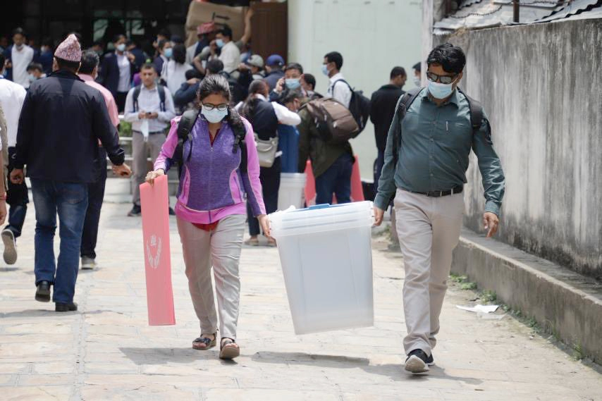मतदानस्थलतर्फ जाँदै कर्मचारी (फोटोफिचर)