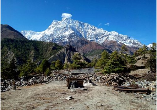 मनाङमै अड्किए पर्यटक 