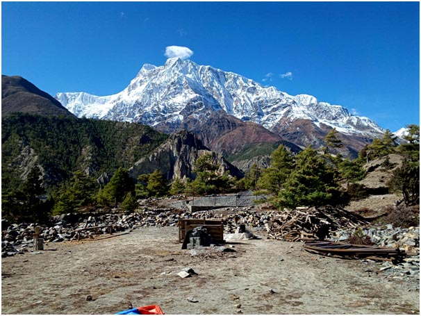 मनाङमै अड्किए पर्यटक 