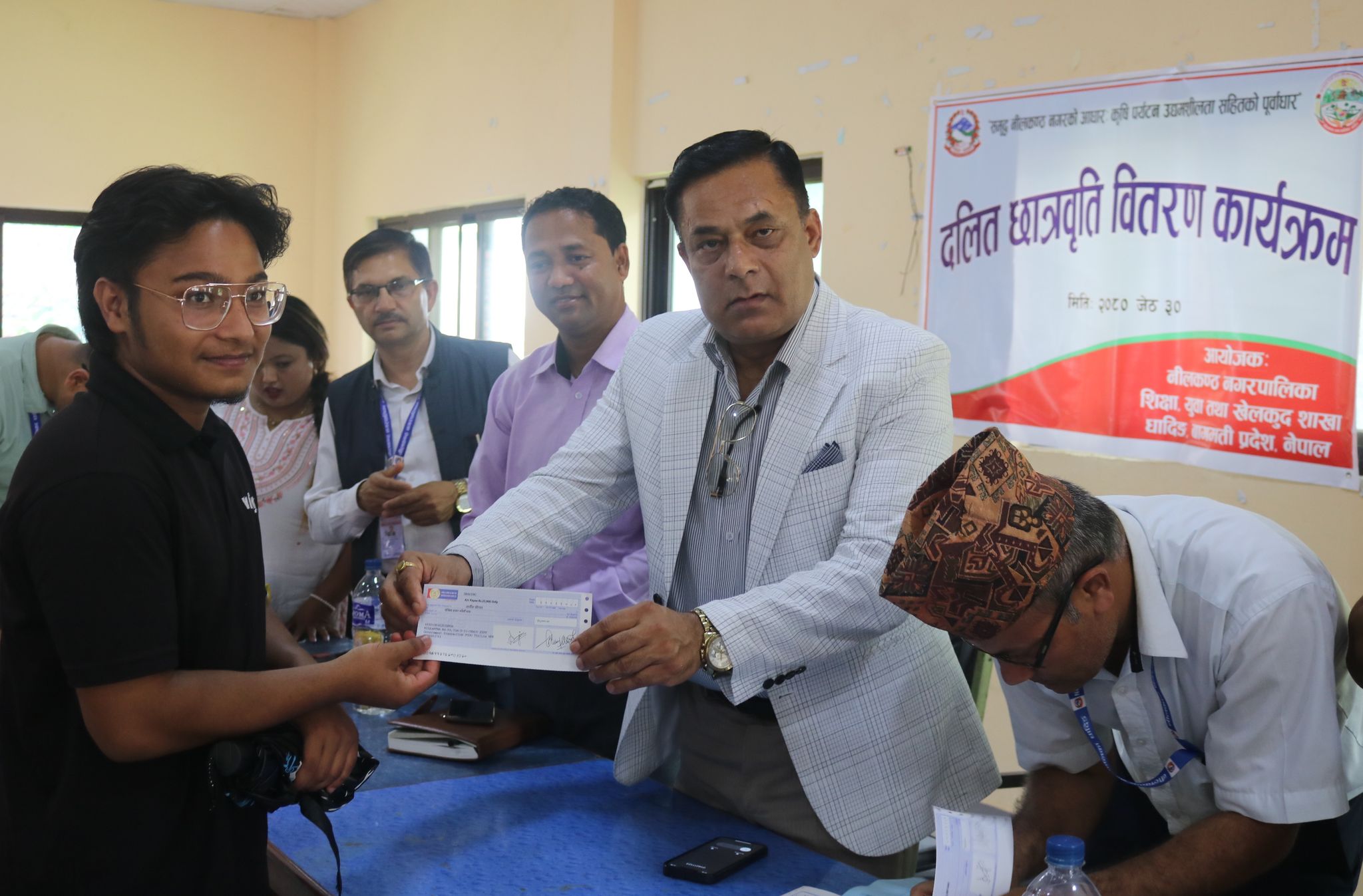 धादिङको नीलकण्ठ नगरपालिका द्वारा दलित विद्यार्थीलाई छात्रवृत्ति