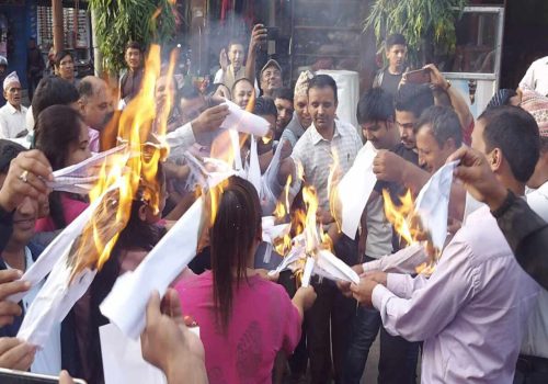 काग्रेस निकट शिक्षकहरुले धादिङमा प्रस्तावित बिद्यालय शिक्षा ऐन जलाए