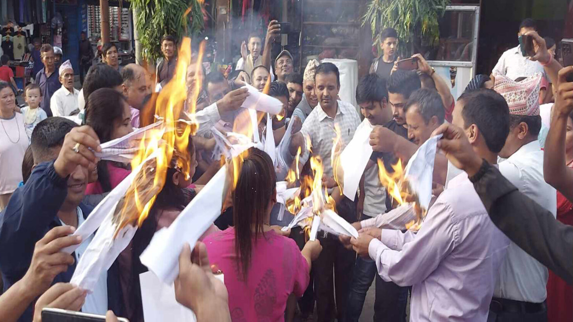 काग्रेस निकट शिक्षकहरुले धादिङमा प्रस्तावित बिद्यालय शिक्षा ऐन जलाए