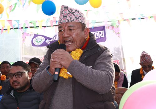 टुप्पी समातेर पढ्ने वर्गको सिको गरेर शिक्षामा प्रगति गर्न र “उच्च भविष्य” बनाउन अध्यक्ष लामाको आह्वान