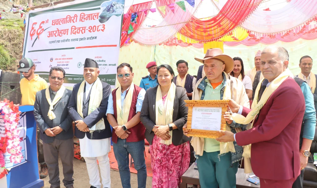 पर्वतारोही केसी सम्मानित