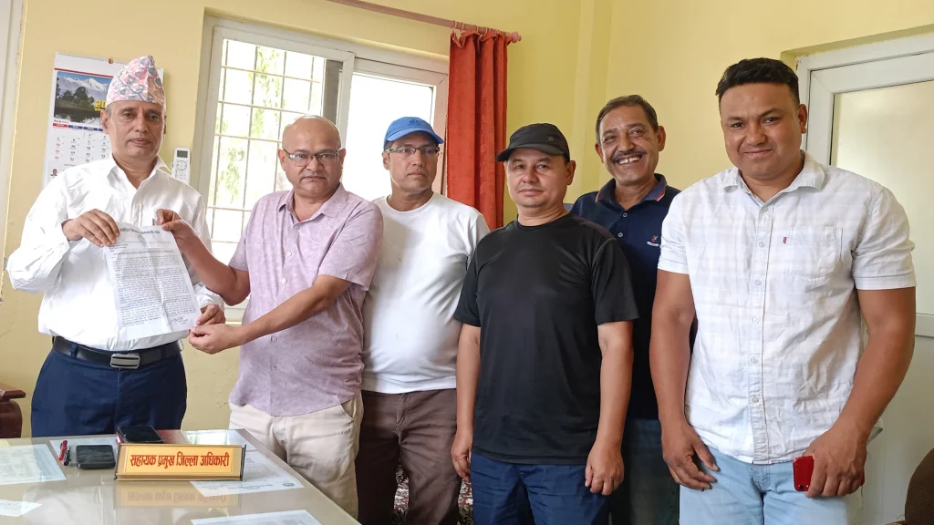 धादिङका निर्माण व्यवसायीद्वारा सरकारलाई ज्ञापनपत्र
