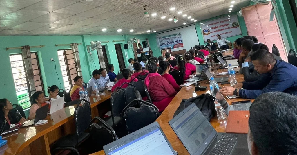 डिजिटल माध्यमबाट शिक्षण प्रभावकारी बनाउन धादिङको सिद्धलेकमा शिक्षकहरुलाई तालिम