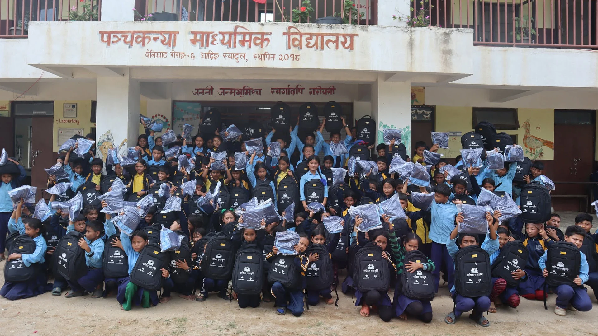 धादिङको बेनिघाट रोराङका १५० विद्यार्थीलाई छात्रवृत्ति सामग्री वितरण