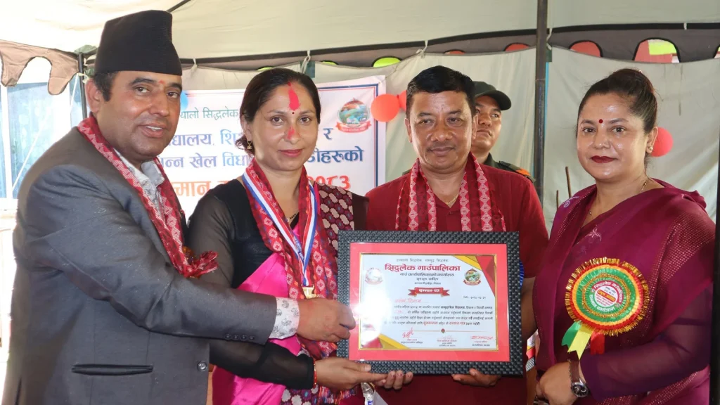 धादिङको सिद्धलेकमा शिक्षक, विद्यार्थी, विद्यालय र खेलाडी सम्मानित