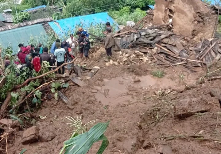 रोल्पामा पहिरोले घर पुरिँदा तीन जना बेपत्ता