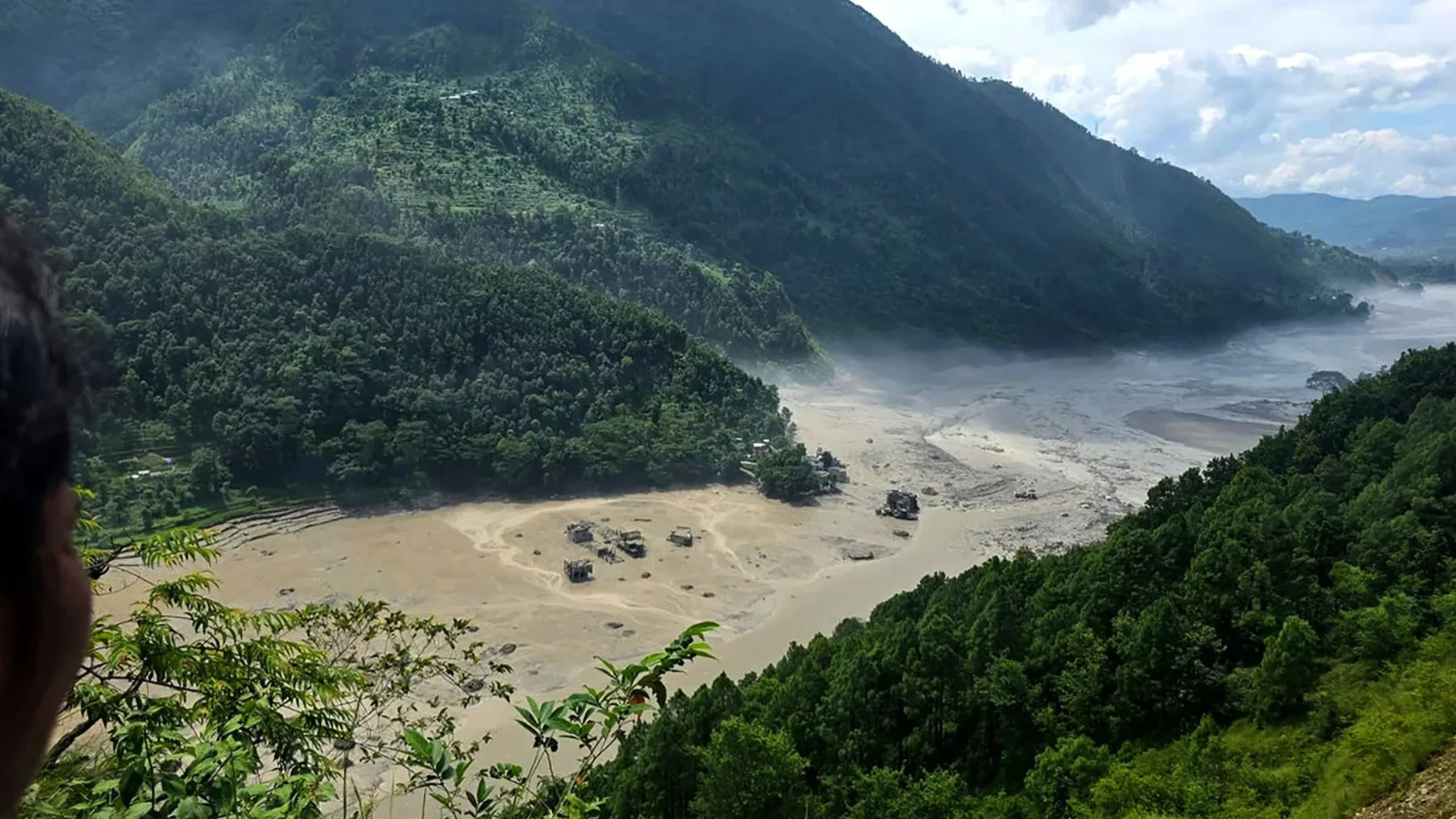 धुन्चेमा रोकिएका बाढी प्रभावितलाई वैकल्पिक मार्गबाट काठमाडौँ ल्याइँदै