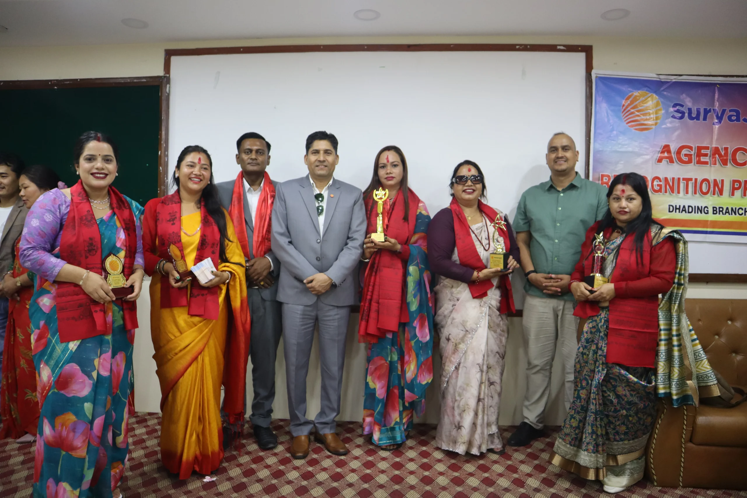 सूर्यज्योति लाइफ इन्स्योरेन्स धादिङद्वारा उत्कृष्ट अभिकर्ता सम्मान, लक्ष्यको १२९ प्रतिशत व्यवसाय