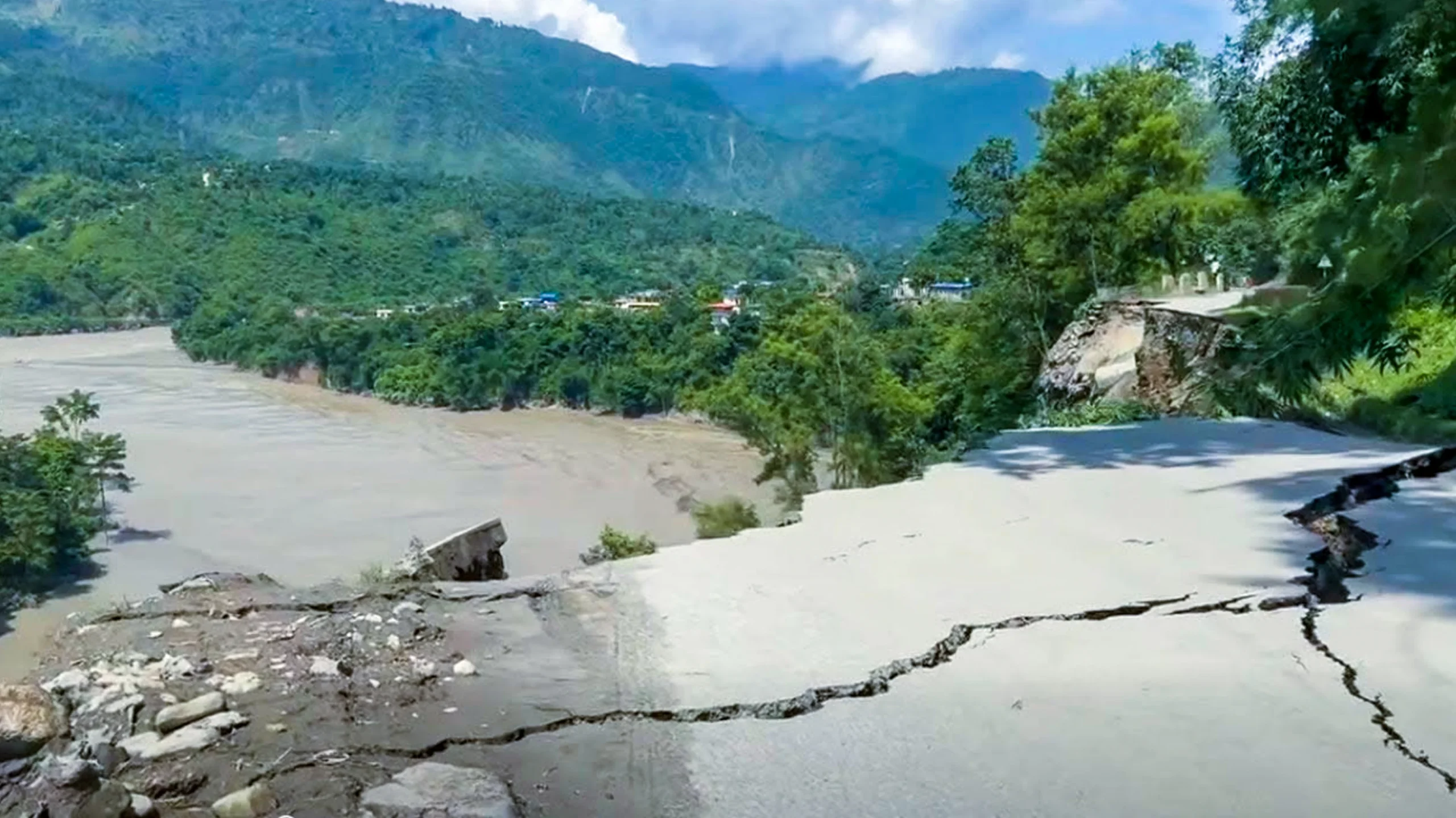 कृष्णभीरमा पृथ्वी राजमार्ग भासिएपछि वैकल्पिक मार्गको खोजी ।