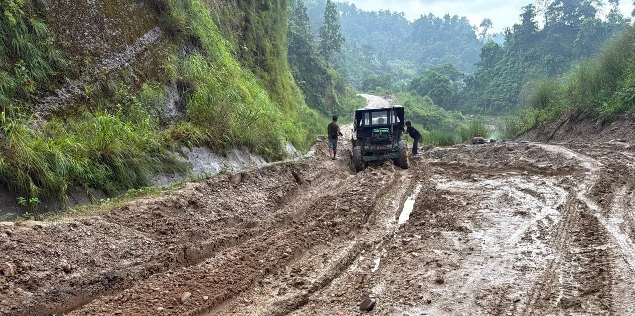दमक–चिसोपानी सडकमा मालवाहक सवारी सञ्चालनमा रोक   