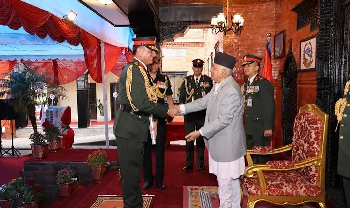 राष्ट्रपतिद्वारा भारतीयस्थल सेनाध्यक्षलाई नेपाली सेनाको मानार्थ महारथीको दर्ज्यानी चिह्न प्रदान