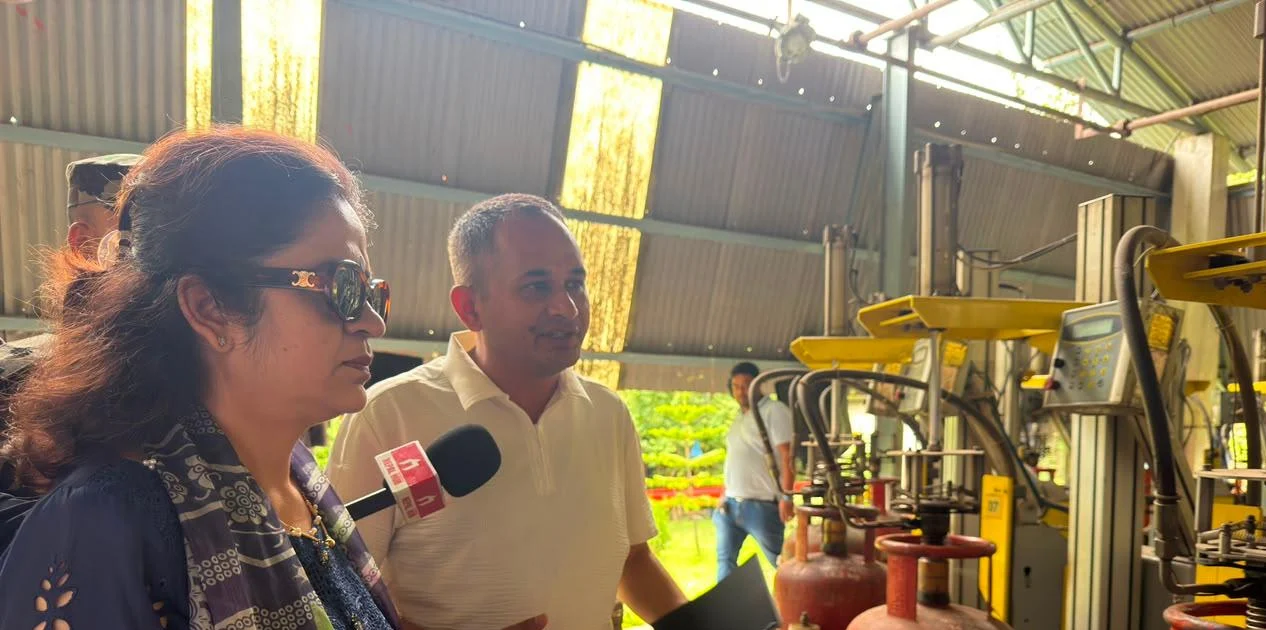 ग्यासको अभावः कम्पनी र डिपोमा उद्योग मन्त्रीको अनुगमन