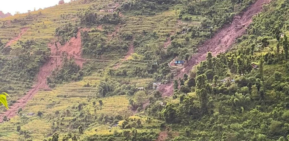 पहिरोको जोखिममा रहेका ११५ जनालाई सुरक्षित स्थानमा सारियो 