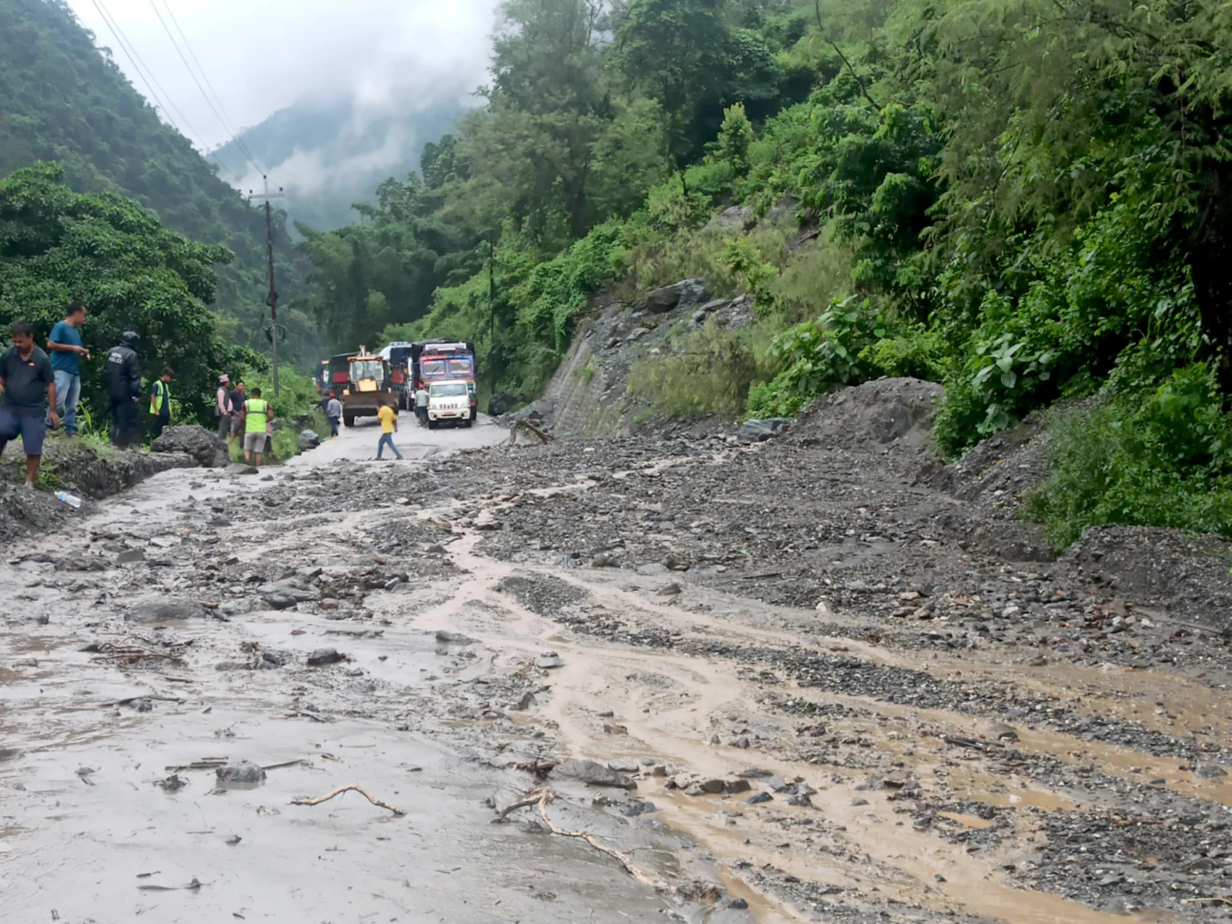 देशका विभिन्न स्थानमा सडक अवरुद्ध, यातायात प्रभावित   